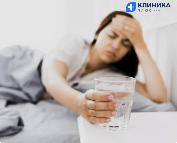 Девушка взялась за бокал